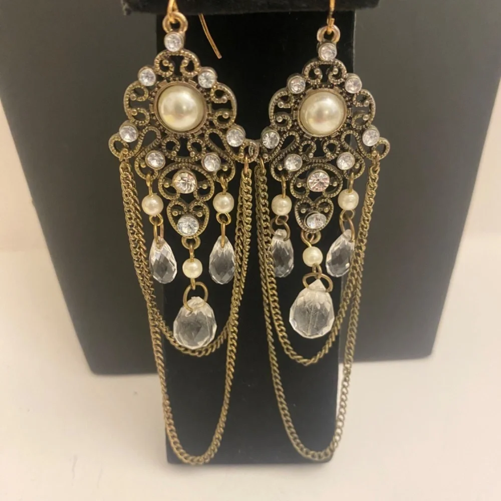 Gold and White Chandelier Earrings,‎ 4
